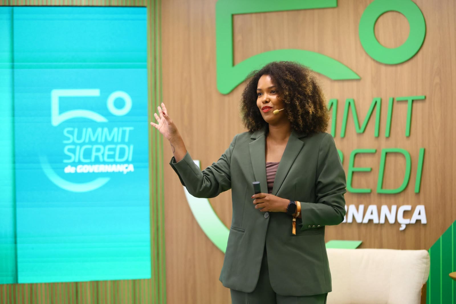 Amanda Graciano falando sobre governança e liderança