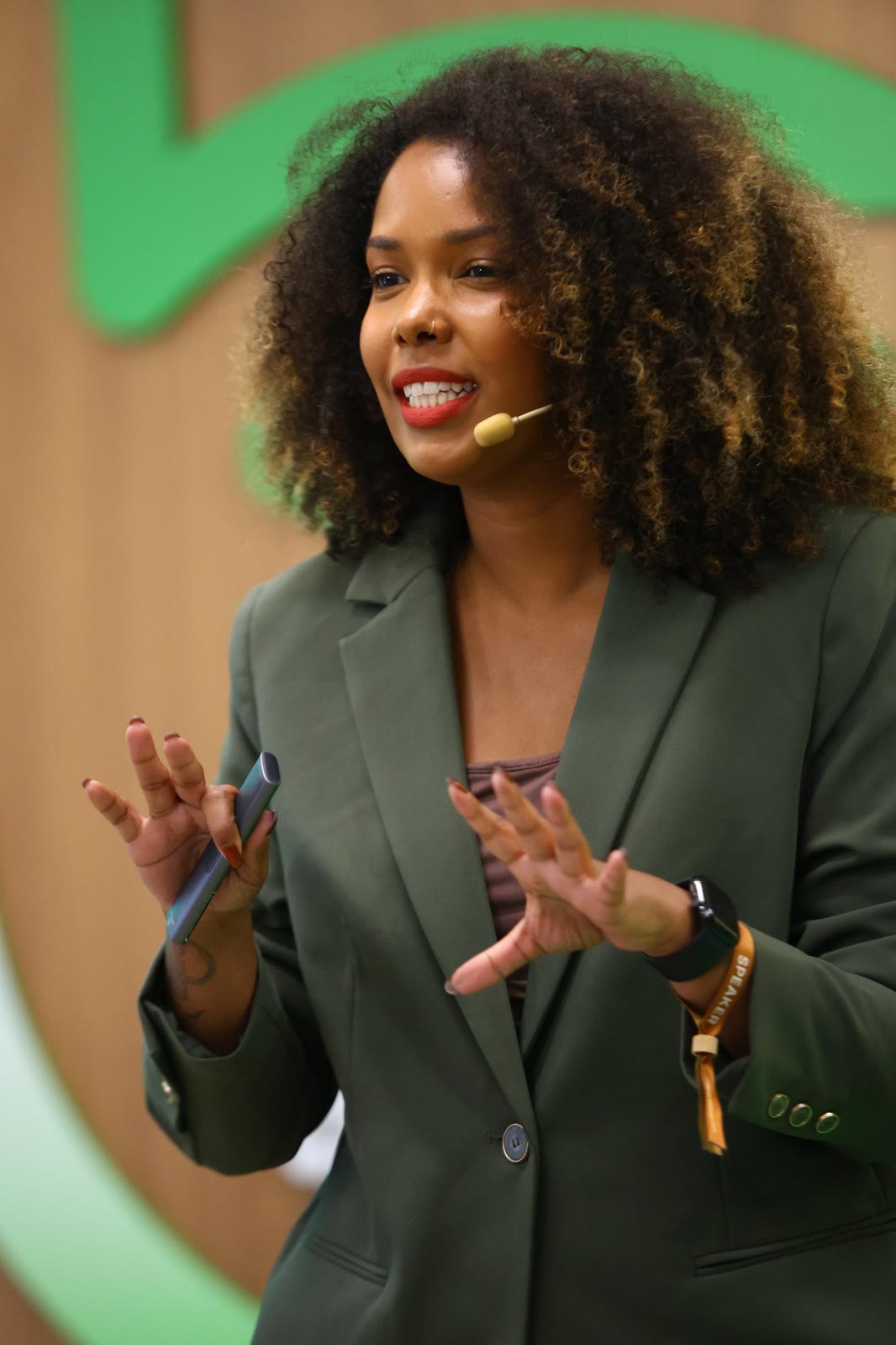 Amanda Graciano durante uma conversa sobre governança e tecnologia