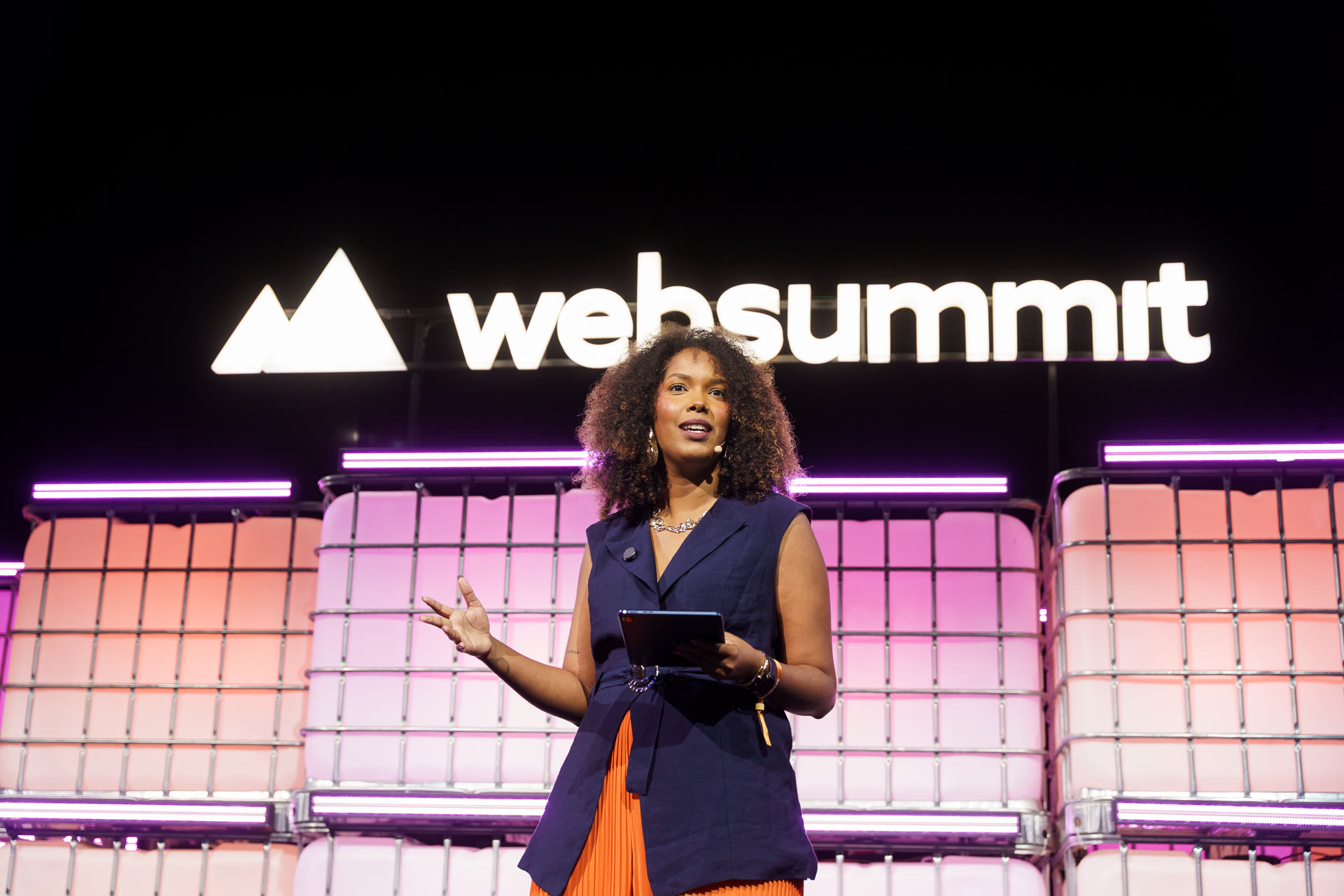 Amanda Graciano palestrando no Web Summit Rio