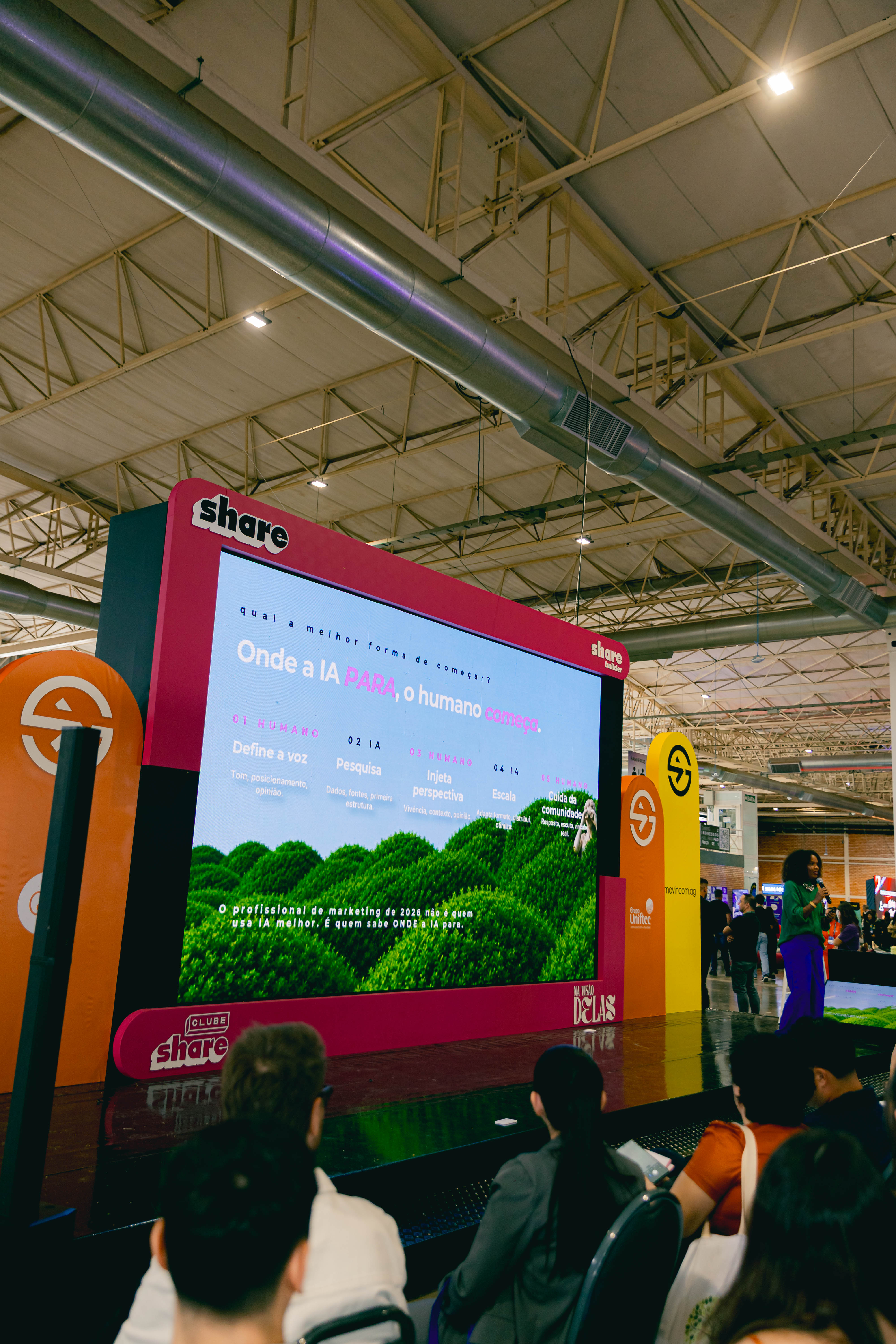 Amanda Graciano apresentando o framework Onde a IA para no Gramado Summit