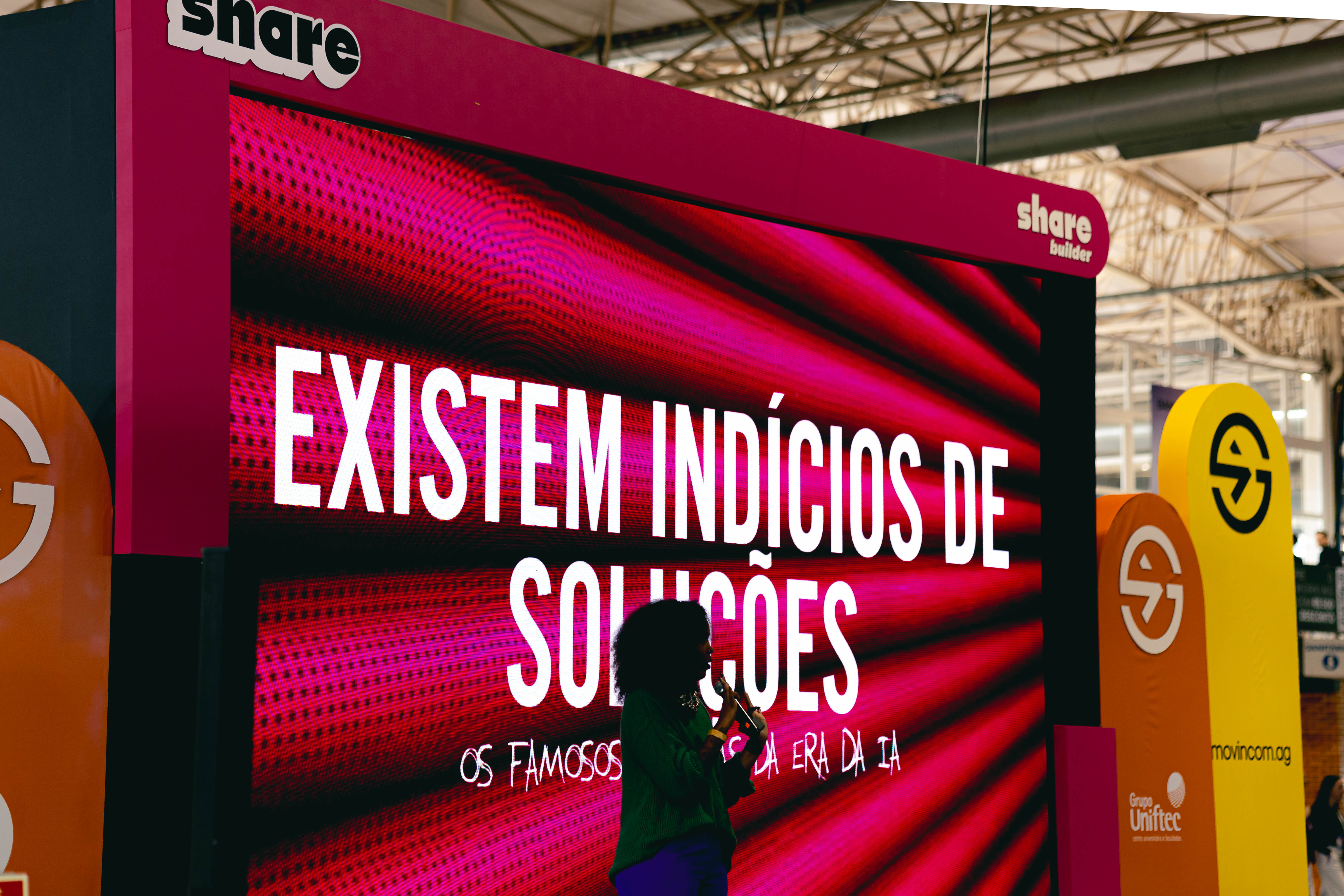 Amanda Graciano no palco do Gramado Summit · Existem indícios de soluções